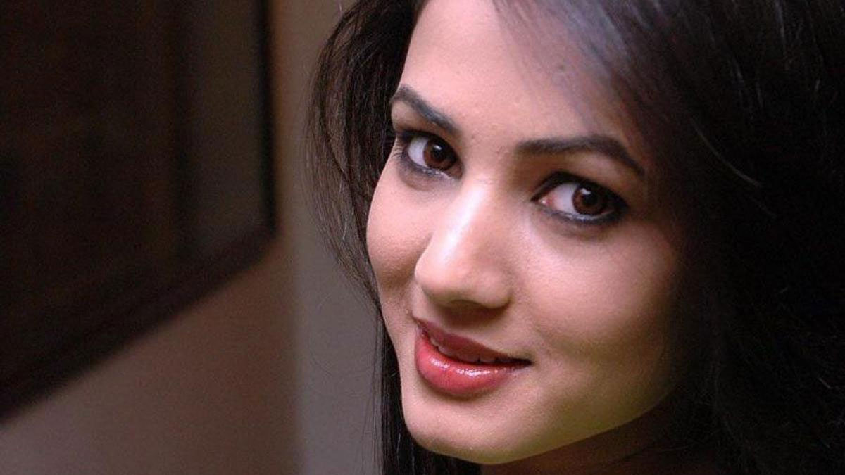 Sonal Chauhan HD Wallpaper