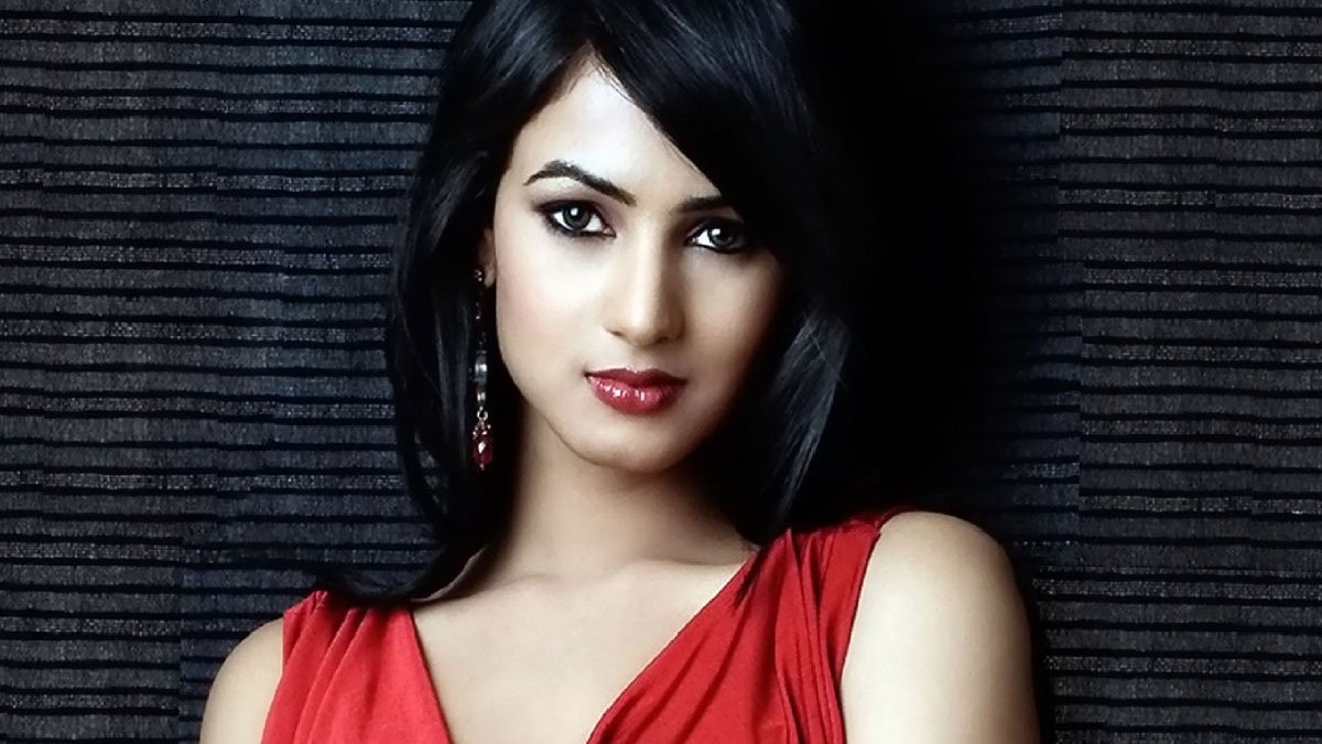 Sonal Chauhan HD Wallpapers